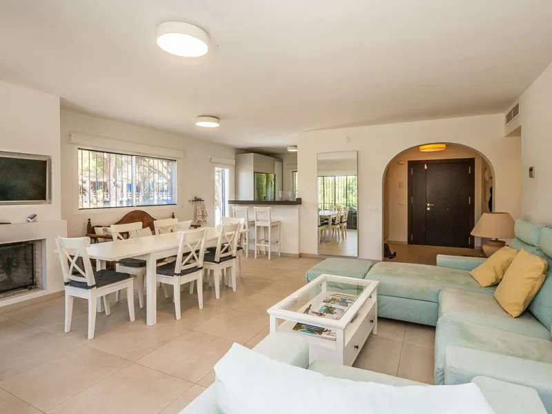 Discover your dream home in this beautifully designed one-level residence, bathed in natural light and featuring direct access to a stunning pool. With five spacious bedrooms and three modern bathrooms, this property is perfect for families or as a lucrat