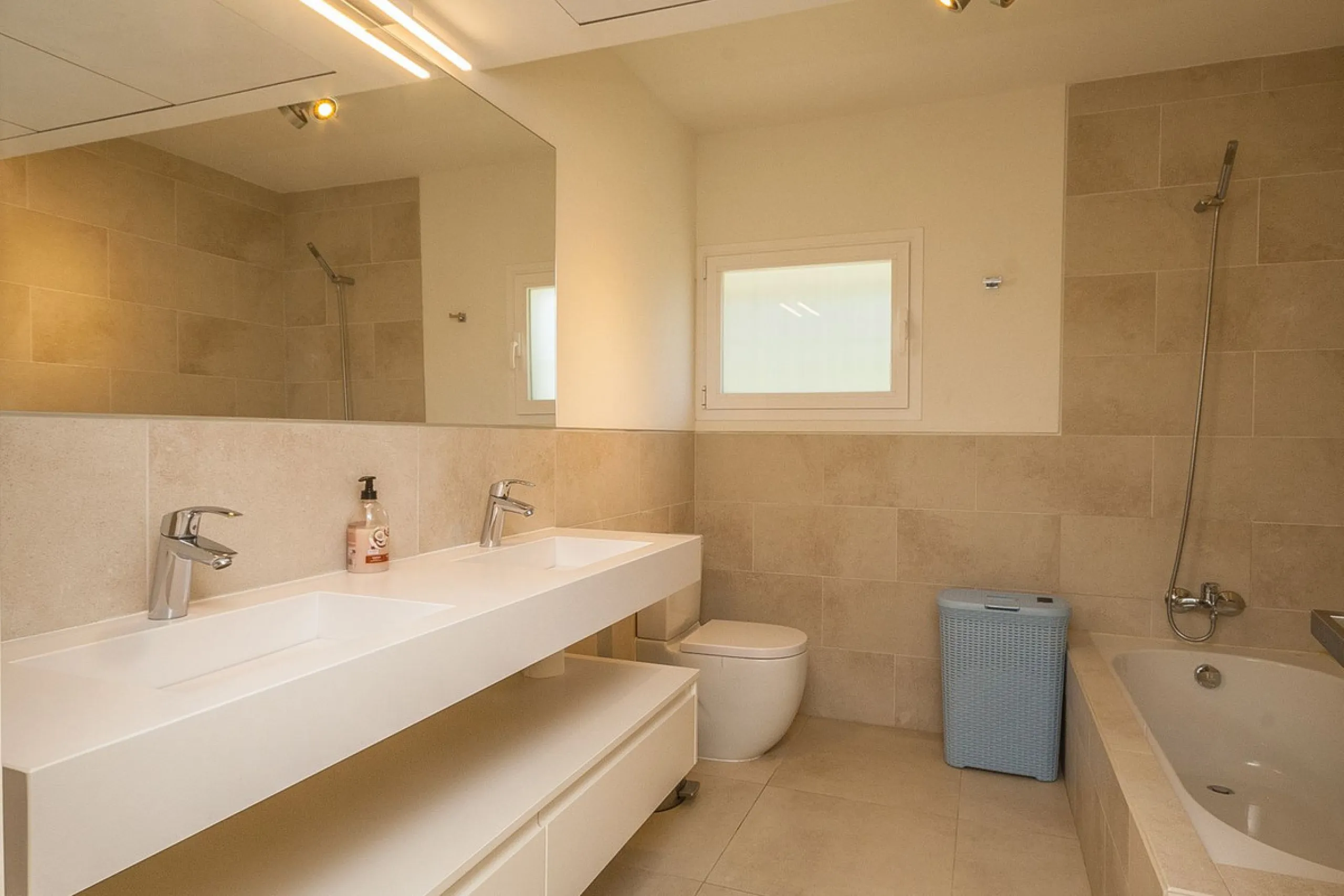 Discover your dream home in this beautifully designed one-level residence, bathed in natural light and featuring direct access to a stunning pool. With five spacious bedrooms and three modern bathrooms, this property is perfect for families or as a lucrat
