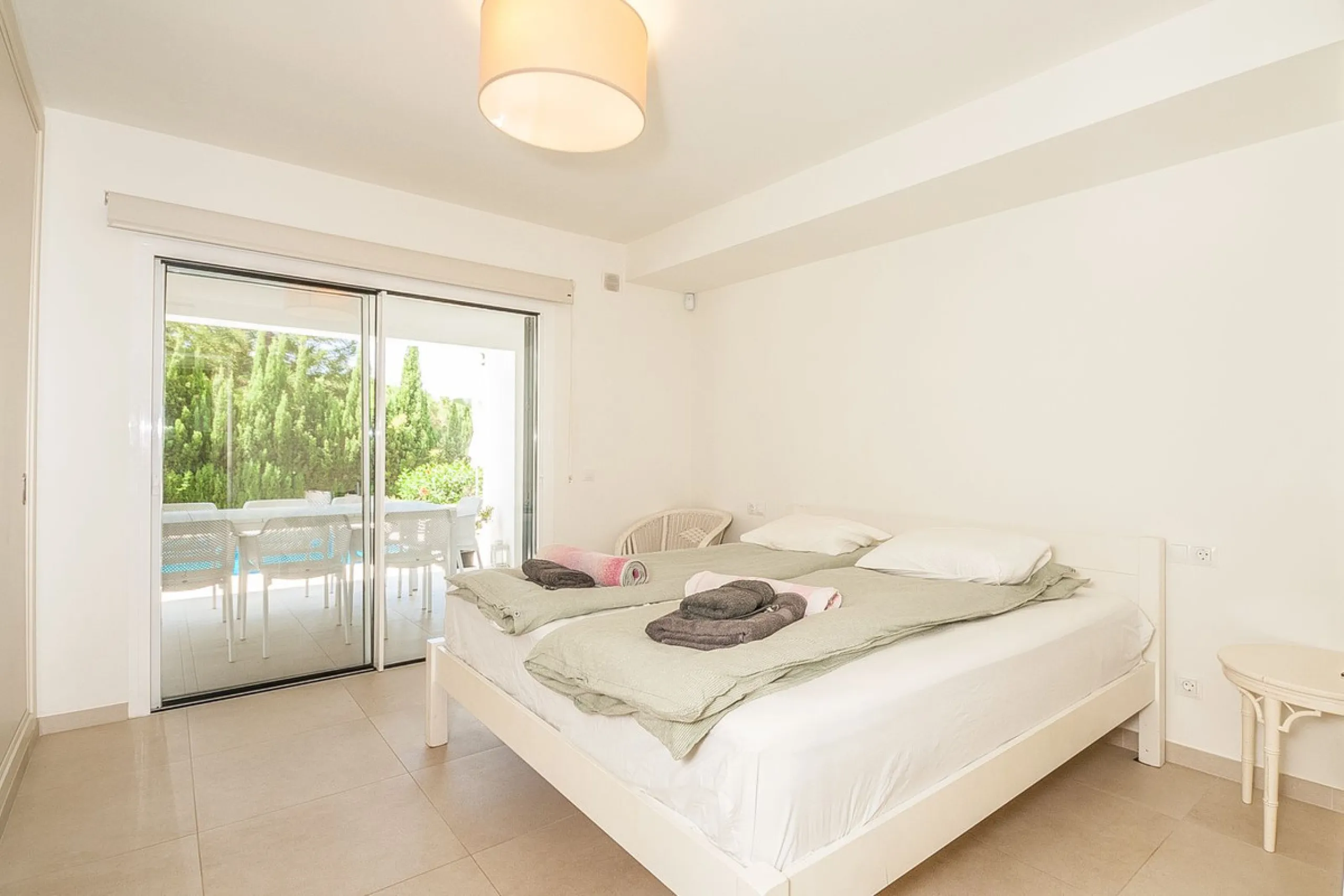 Discover your dream home in this beautifully designed one-level residence, bathed in natural light and featuring direct access to a stunning pool. With five spacious bedrooms and three modern bathrooms, this property is perfect for families or as a lucrat