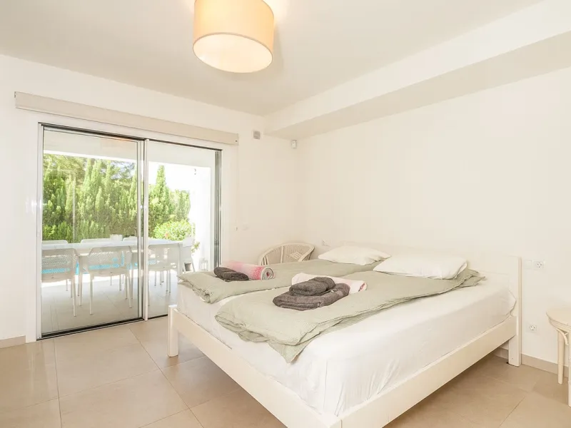 Discover your dream home in this beautifully designed one-level residence, bathed in natural light and featuring direct access to a stunning pool. With five spacious bedrooms and three modern bathrooms, this property is perfect for families or as a lucrat