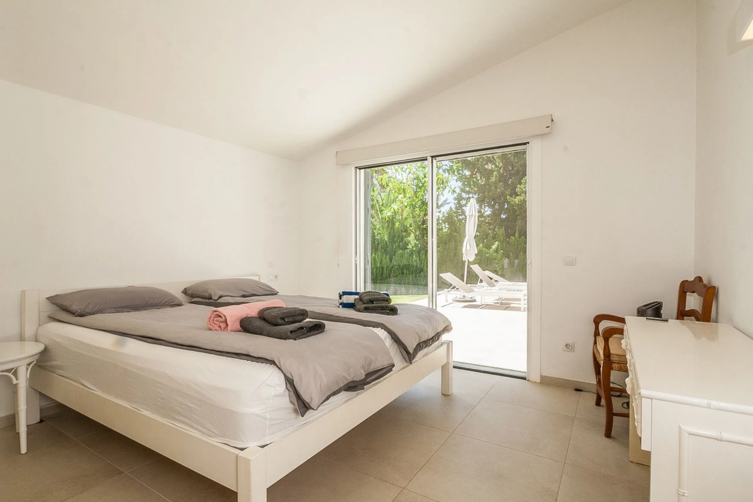 Discover your dream home in this beautifully designed one-level residence, bathed in natural light and featuring direct access to a stunning pool. With five spacious bedrooms and three modern bathrooms, this property is perfect for families or as a lucrat