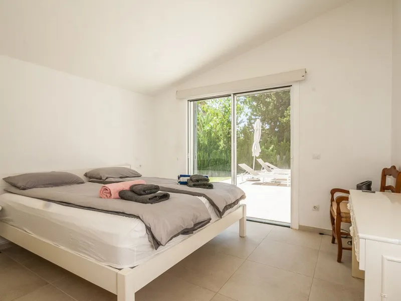 Discover your dream home in this beautifully designed one-level residence, bathed in natural light and featuring direct access to a stunning pool. With five spacious bedrooms and three modern bathrooms, this property is perfect for families or as a lucrat