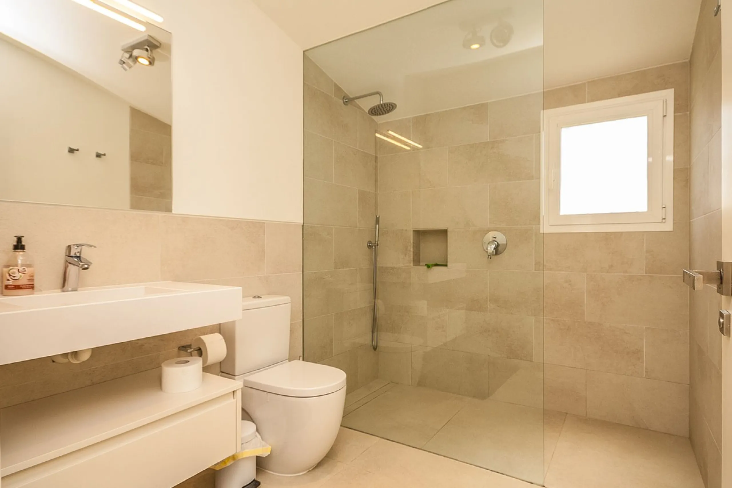 Discover your dream home in this beautifully designed one-level residence, bathed in natural light and featuring direct access to a stunning pool. With five spacious bedrooms and three modern bathrooms, this property is perfect for families or as a lucrat
