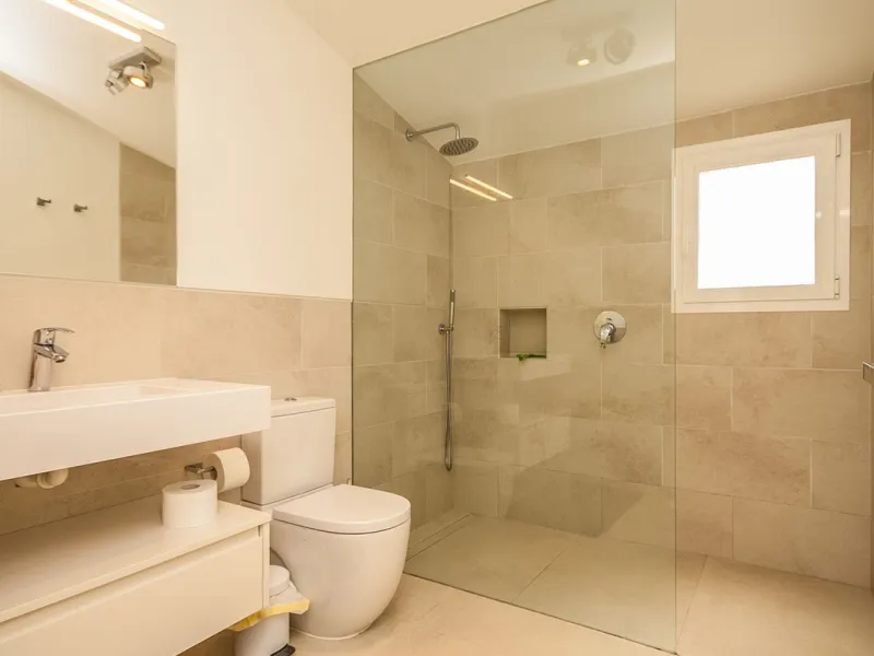 Discover your dream home in this beautifully designed one-level residence, bathed in natural light and featuring direct access to a stunning pool. With five spacious bedrooms and three modern bathrooms, this property is perfect for families or as a lucrat