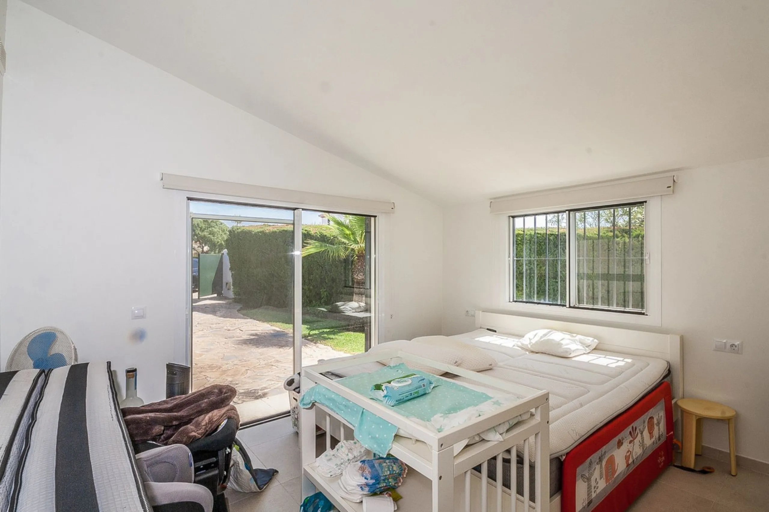 Discover your dream home in this beautifully designed one-level residence, bathed in natural light and featuring direct access to a stunning pool. With five spacious bedrooms and three modern bathrooms, this property is perfect for families or as a lucrat