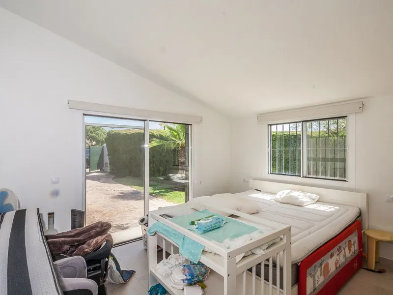 Discover your dream home in this beautifully designed one-level residence, bathed in natural light and featuring direct access to a stunning pool. With five spacious bedrooms and three modern bathrooms, this property is perfect for families or as a lucrat