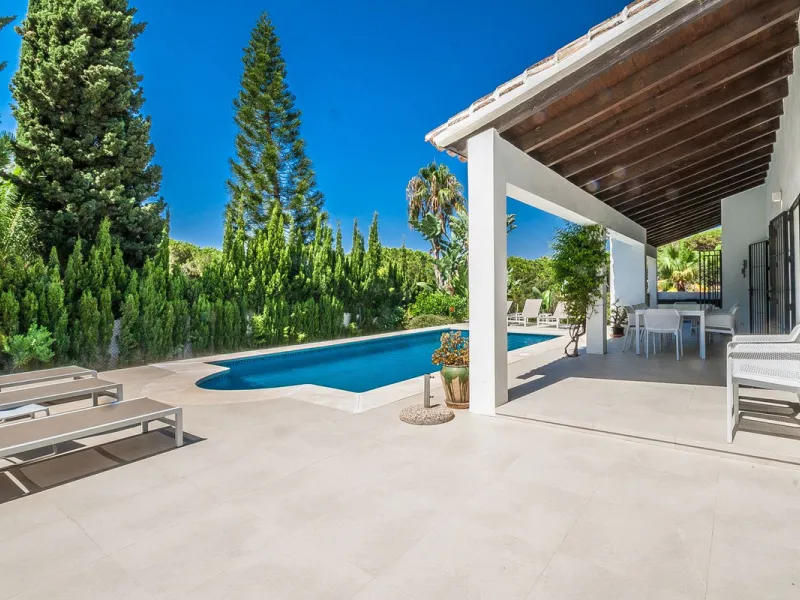 Discover your dream home in this beautifully designed one-level residence, bathed in natural light and featuring direct access to a stunning pool. With five spacious bedrooms and three modern bathrooms, this property is perfect for families or as a lucrat