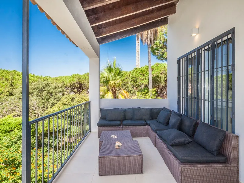 Discover your dream home in this beautifully designed one-level residence, bathed in natural light and featuring direct access to a stunning pool. With five spacious bedrooms and three modern bathrooms, this property is perfect for families or as a lucrat