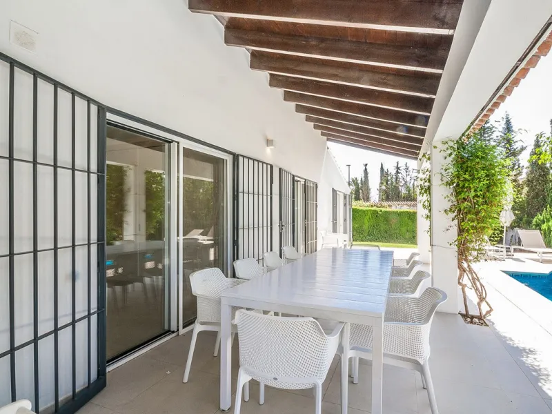 Discover your dream home in this beautifully designed one-level residence, bathed in natural light and featuring direct access to a stunning pool. With five spacious bedrooms and three modern bathrooms, this property is perfect for families or as a lucrat