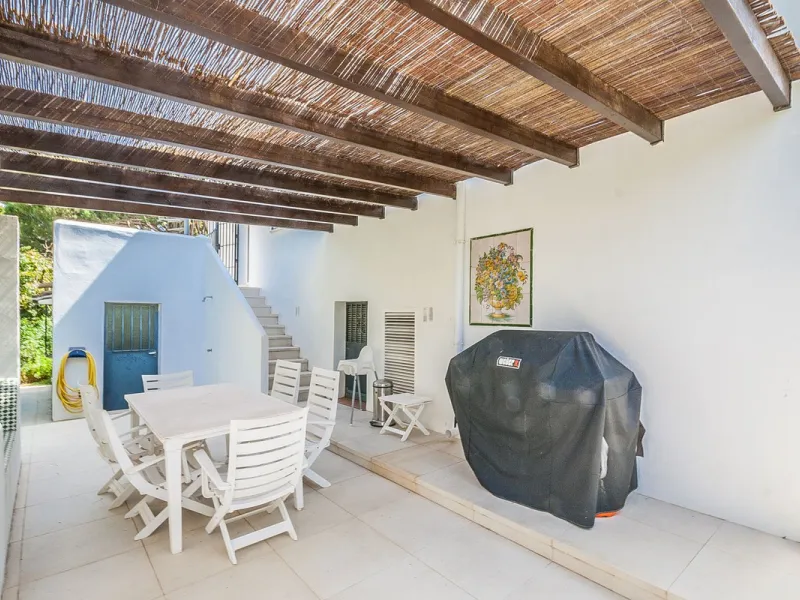 Discover your dream home in this beautifully designed one-level residence, bathed in natural light and featuring direct access to a stunning pool. With five spacious bedrooms and three modern bathrooms, this property is perfect for families or as a lucrat