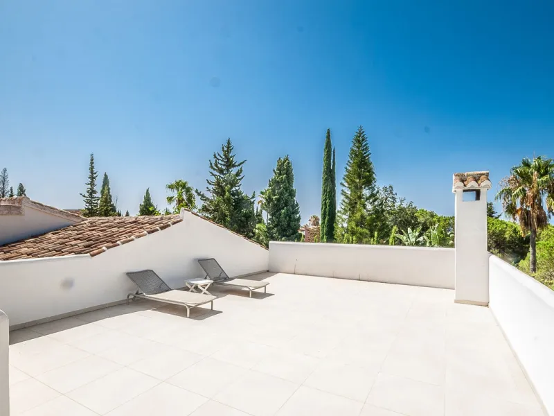Discover your dream home in this beautifully designed one-level residence, bathed in natural light and featuring direct access to a stunning pool. With five spacious bedrooms and three modern bathrooms, this property is perfect for families or as a lucrat
