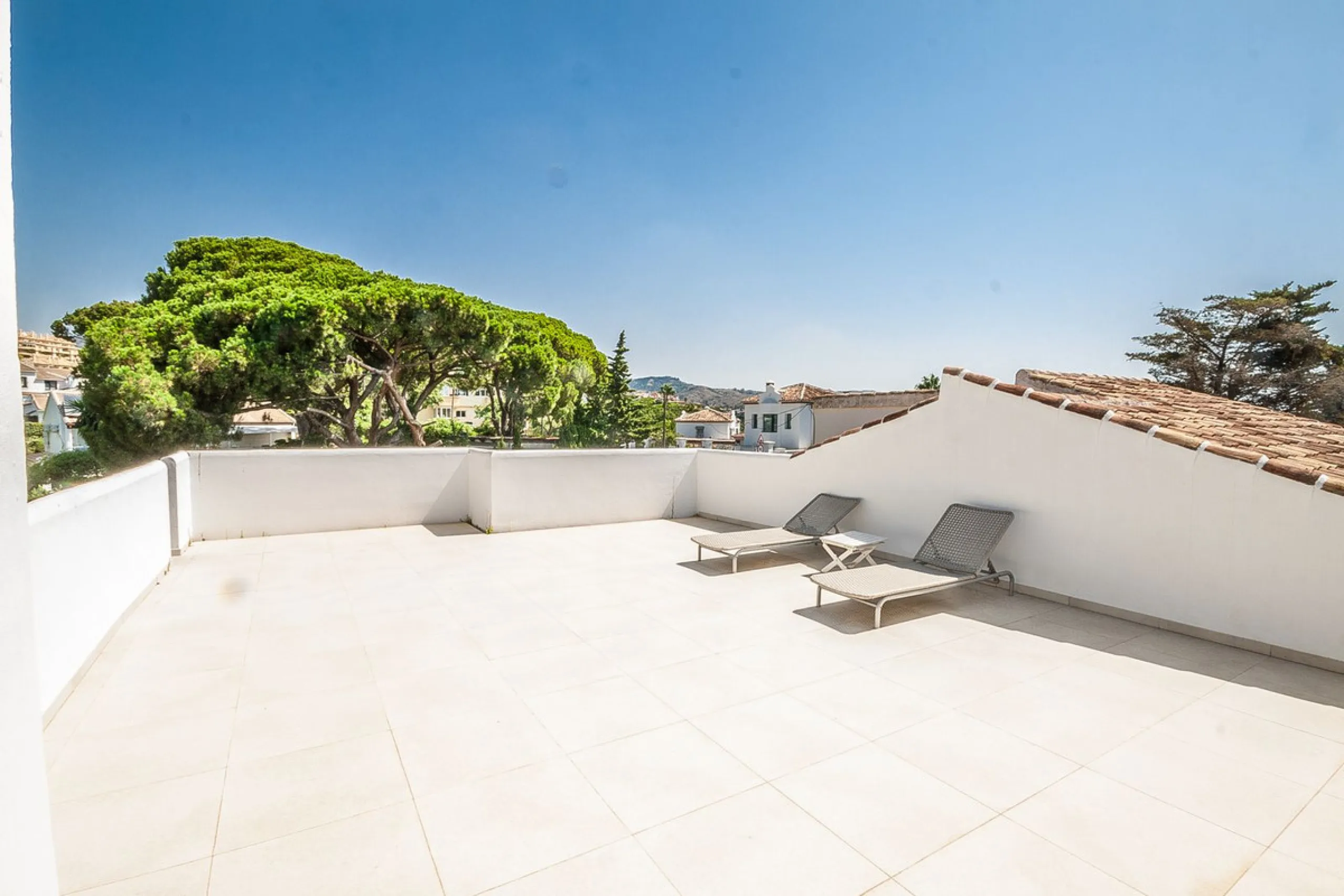 Discover your dream home in this beautifully designed one-level residence, bathed in natural light and featuring direct access to a stunning pool. With five spacious bedrooms and three modern bathrooms, this property is perfect for families or as a lucrat