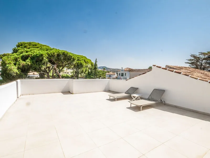 Discover your dream home in this beautifully designed one-level residence, bathed in natural light and featuring direct access to a stunning pool. With five spacious bedrooms and three modern bathrooms, this property is perfect for families or as a lucrat