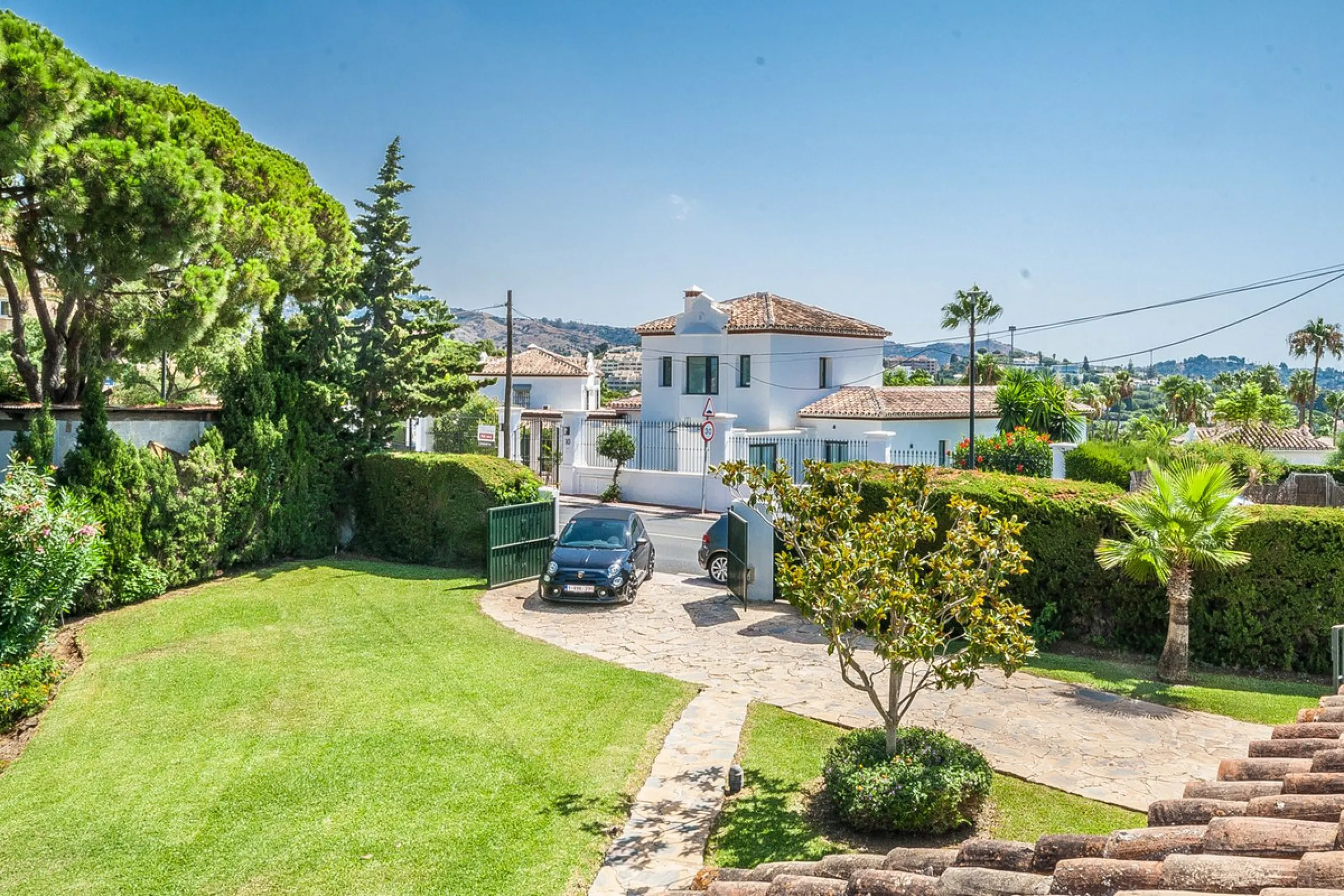 Discover your dream home in this beautifully designed one-level residence, bathed in natural light and featuring direct access to a stunning pool. With five spacious bedrooms and three modern bathrooms, this property is perfect for families or as a lucrat