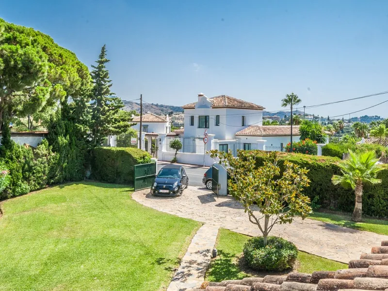 Discover your dream home in this beautifully designed one-level residence, bathed in natural light and featuring direct access to a stunning pool. With five spacious bedrooms and three modern bathrooms, this property is perfect for families or as a lucrat