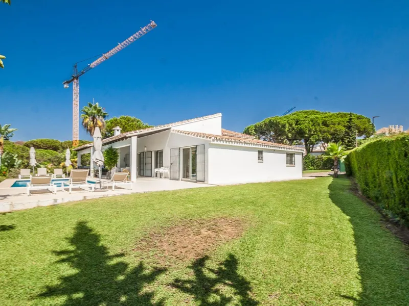 Discover your dream home in this beautifully designed one-level residence, bathed in natural light and featuring direct access to a stunning pool. With five spacious bedrooms and three modern bathrooms, this property is perfect for families or as a lucrat