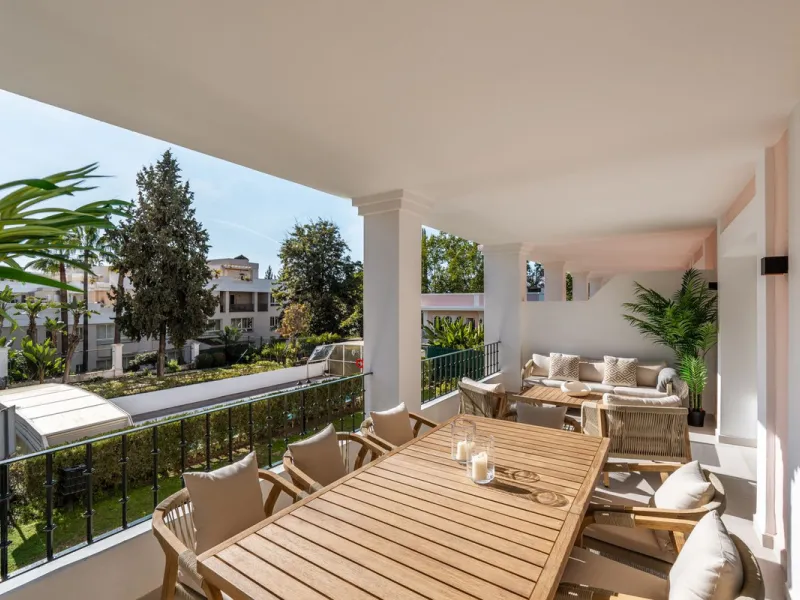 This is a refined duplex penthouse set within the gated community of Aloha Gardens in Nueva Andalucía. This property presents a well-balanced combination of modern design and a prime location in one of Marbella's most established areas. The main floor is 