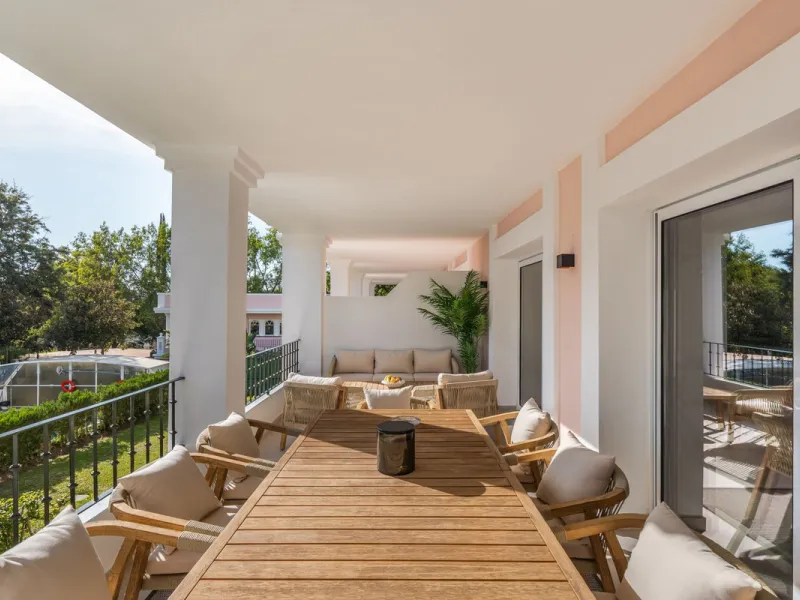 This is a refined duplex penthouse set within the gated community of Aloha Gardens in Nueva Andalucía. This property presents a well-balanced combination of modern design and a prime location in one of Marbella's most established areas. The main floor is 