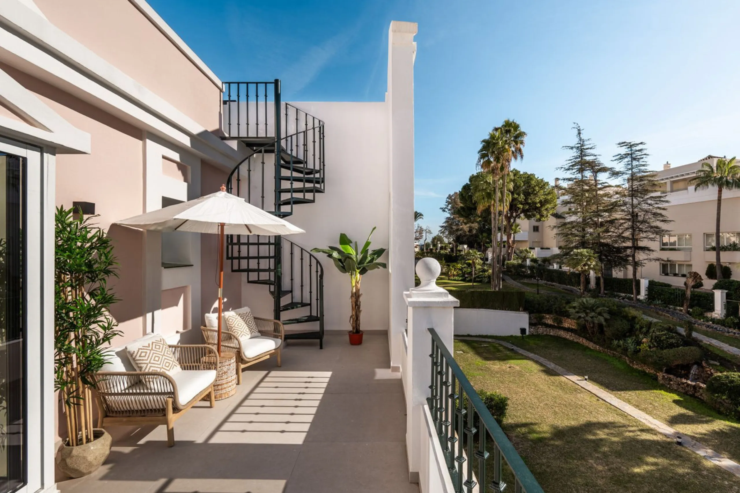 This is a refined duplex penthouse set within the gated community of Aloha Gardens in Nueva Andalucía. This property presents a well-balanced combination of modern design and a prime location in one of Marbella's most established areas. The main floor is 