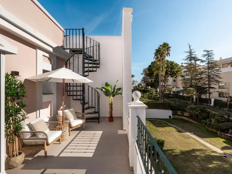 This is a refined duplex penthouse set within the gated community of Aloha Gardens in Nueva Andalucía. This property presents a well-balanced combination of modern design and a prime location in one of Marbella's most established areas. The main floor is 