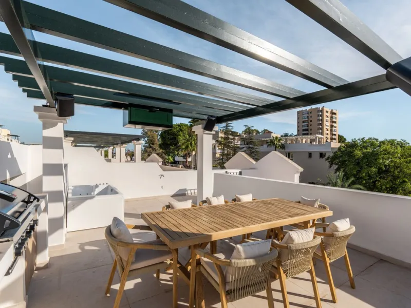 This is a refined duplex penthouse set within the gated community of Aloha Gardens in Nueva Andalucía. This property presents a well-balanced combination of modern design and a prime location in one of Marbella's most established areas. The main floor is 
