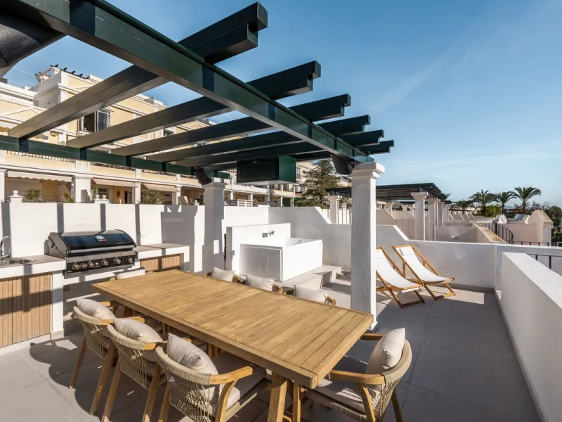 This is a refined duplex penthouse set within the gated community of Aloha Gardens in Nueva Andalucía. This property presents a well-balanced combination of modern design and a prime location in one of Marbella's most established areas. The main floor is 