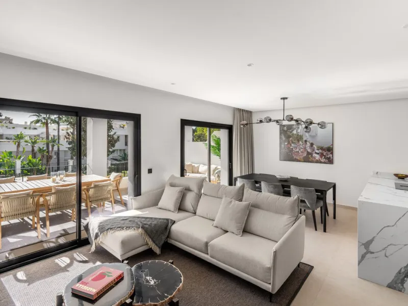 This is a refined duplex penthouse set within the gated community of Aloha Gardens in Nueva Andalucía. This property presents a well-balanced combination of modern design and a prime location in one of Marbella's most established areas. The main floor is 