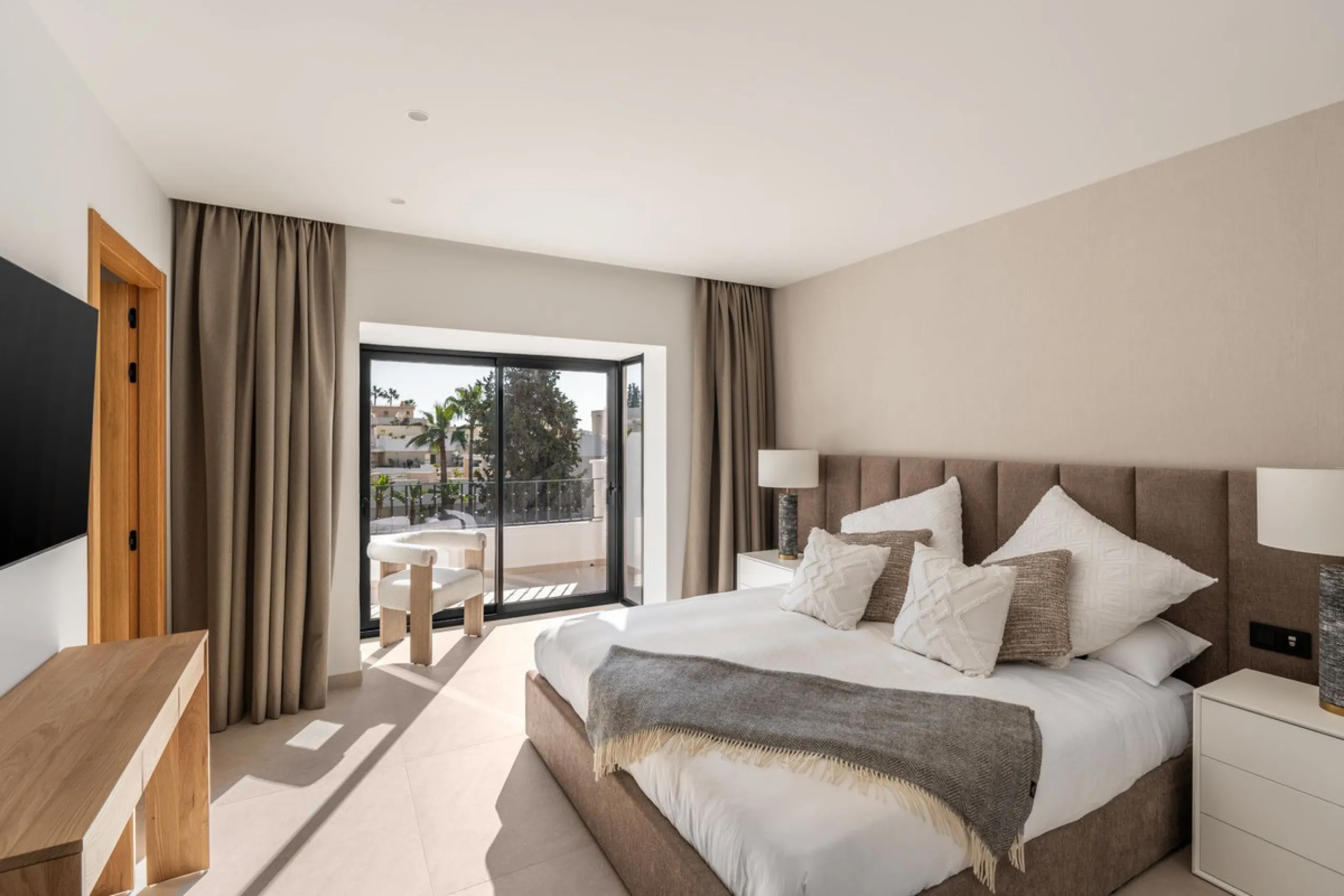 This is a refined duplex penthouse set within the gated community of Aloha Gardens in Nueva Andalucía. This property presents a well-balanced combination of modern design and a prime location in one of Marbella's most established areas. The main floor is 