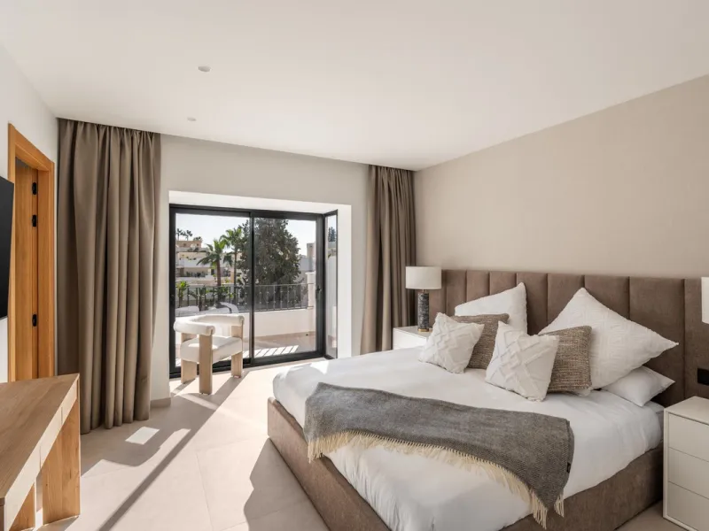 This is a refined duplex penthouse set within the gated community of Aloha Gardens in Nueva Andalucía. This property presents a well-balanced combination of modern design and a prime location in one of Marbella's most established areas. The main floor is 