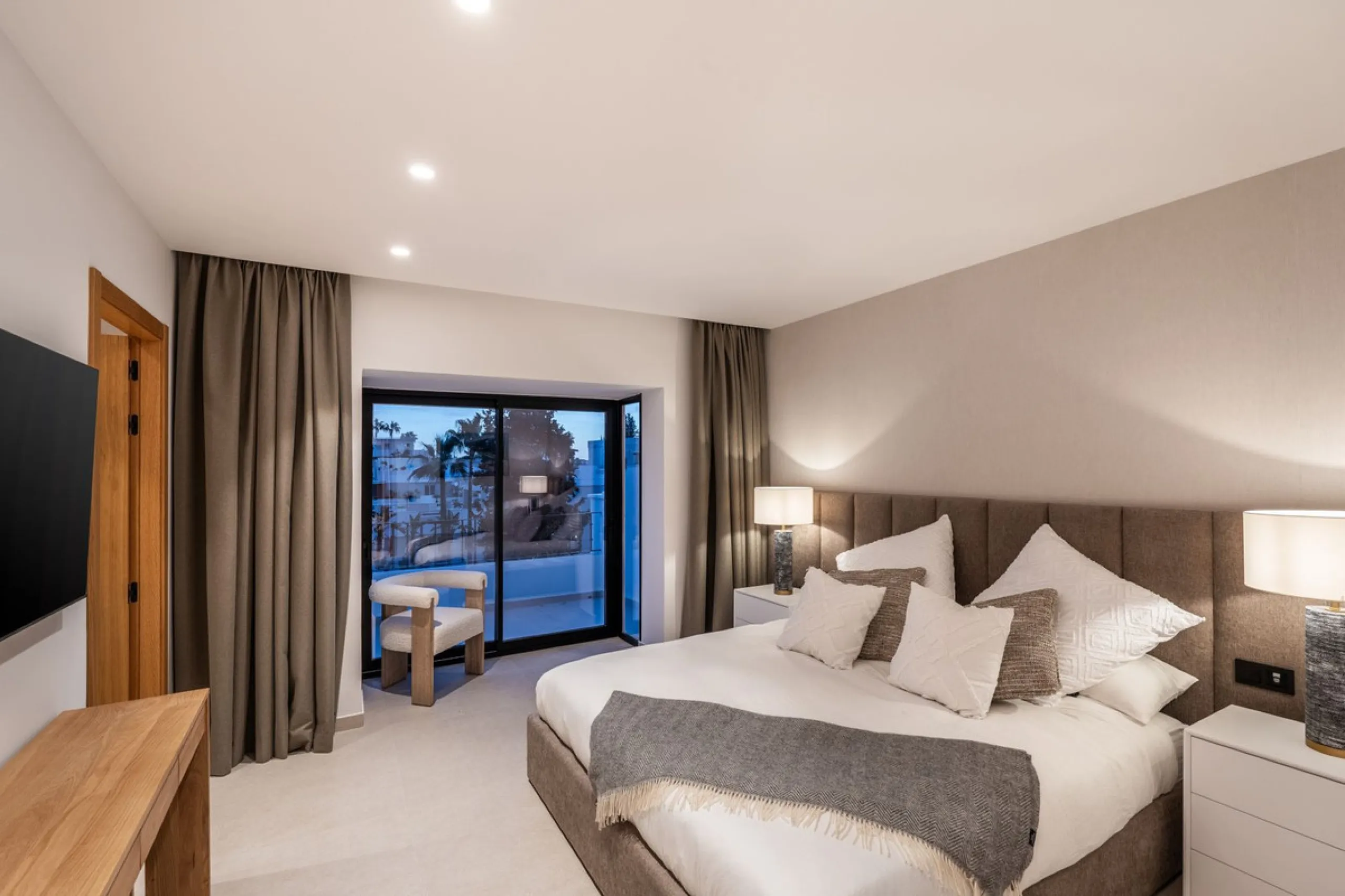This is a refined duplex penthouse set within the gated community of Aloha Gardens in Nueva Andalucía. This property presents a well-balanced combination of modern design and a prime location in one of Marbella's most established areas. The main floor is 