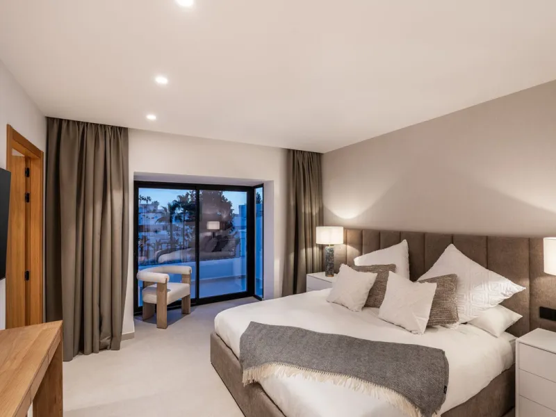 This is a refined duplex penthouse set within the gated community of Aloha Gardens in Nueva Andalucía. This property presents a well-balanced combination of modern design and a prime location in one of Marbella's most established areas. The main floor is 