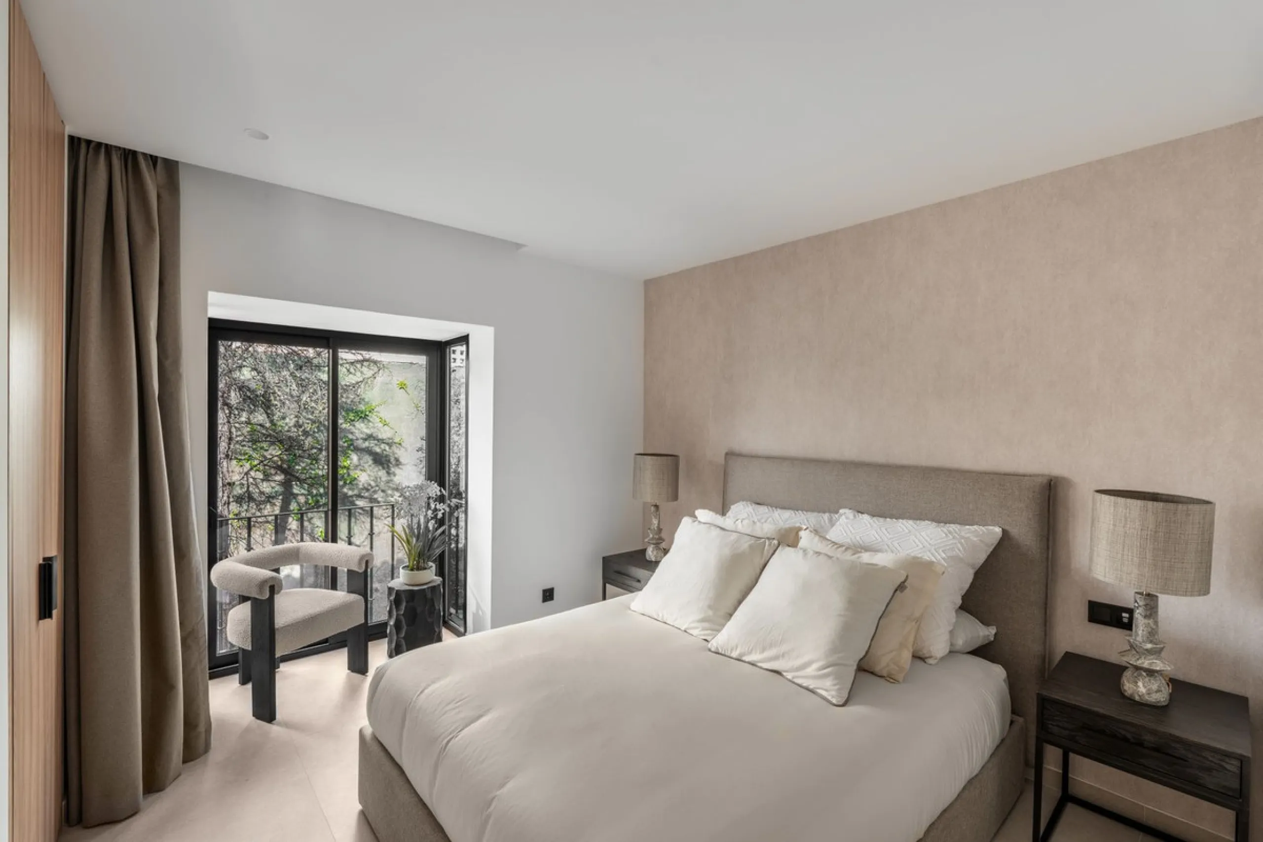 This is a refined duplex penthouse set within the gated community of Aloha Gardens in Nueva Andalucía. This property presents a well-balanced combination of modern design and a prime location in one of Marbella's most established areas. The main floor is 