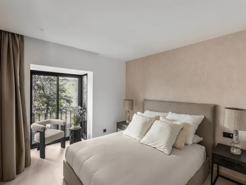 This is a refined duplex penthouse set within the gated community of Aloha Gardens in Nueva Andalucía. This property presents a well-balanced combination of modern design and a prime location in one of Marbella's most established areas. The main floor is 