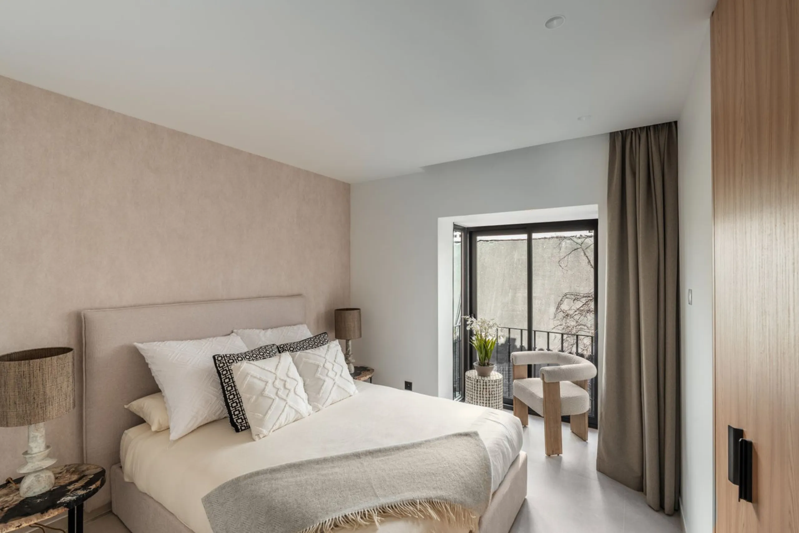 This is a refined duplex penthouse set within the gated community of Aloha Gardens in Nueva Andalucía. This property presents a well-balanced combination of modern design and a prime location in one of Marbella's most established areas. The main floor is 