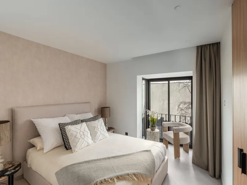 This is a refined duplex penthouse set within the gated community of Aloha Gardens in Nueva Andalucía. This property presents a well-balanced combination of modern design and a prime location in one of Marbella's most established areas. The main floor is 