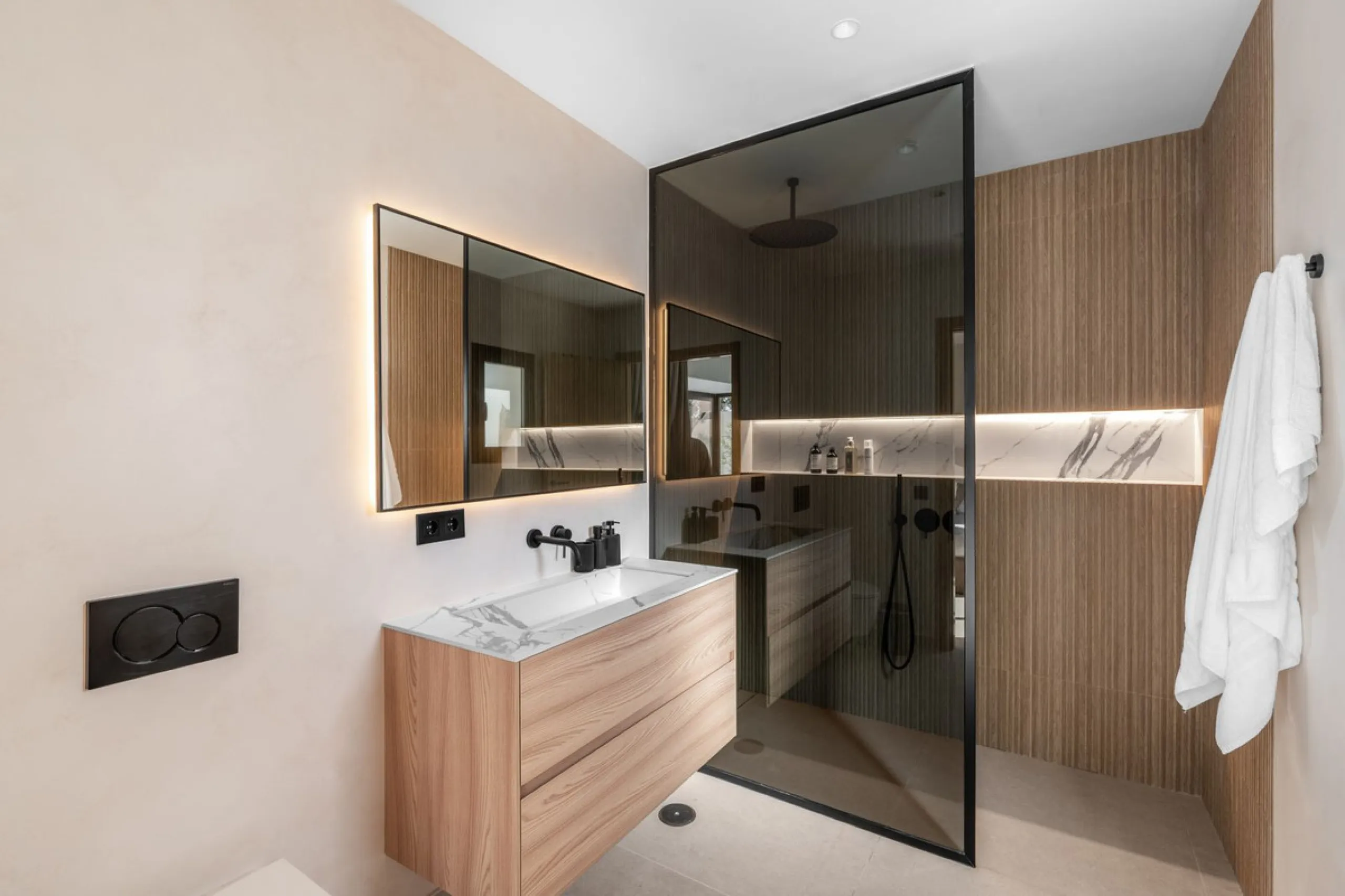 This is a refined duplex penthouse set within the gated community of Aloha Gardens in Nueva Andalucía. This property presents a well-balanced combination of modern design and a prime location in one of Marbella's most established areas. The main floor is 