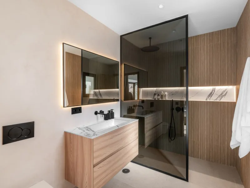 This is a refined duplex penthouse set within the gated community of Aloha Gardens in Nueva Andalucía. This property presents a well-balanced combination of modern design and a prime location in one of Marbella's most established areas. The main floor is 