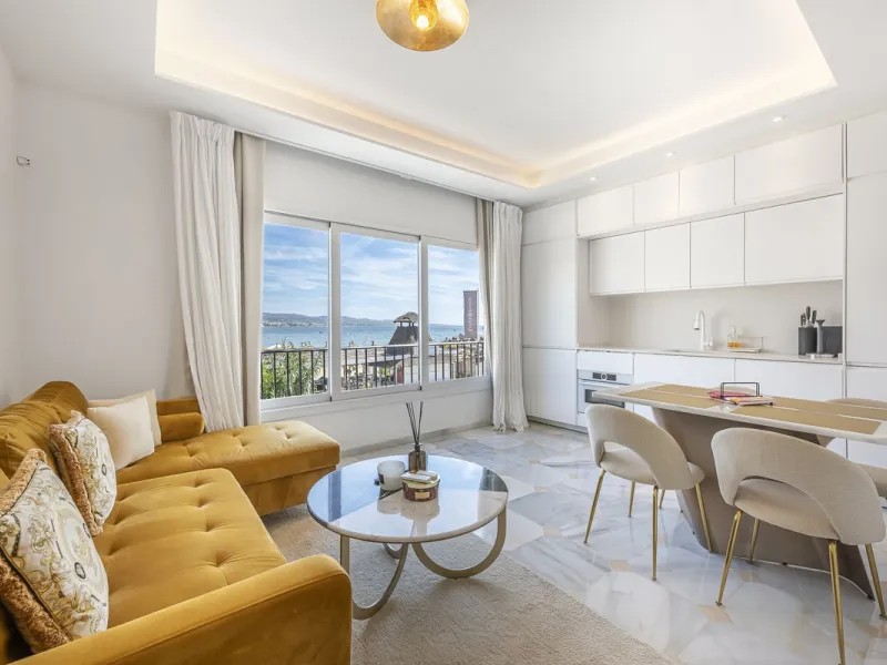 This apartment is the perfect combination of luxury, design and technology in one of Marbella's most sought-after locations. As soon as you walk in, natural light floods every corner and the direct views of the sea become the constant backdrop of the home