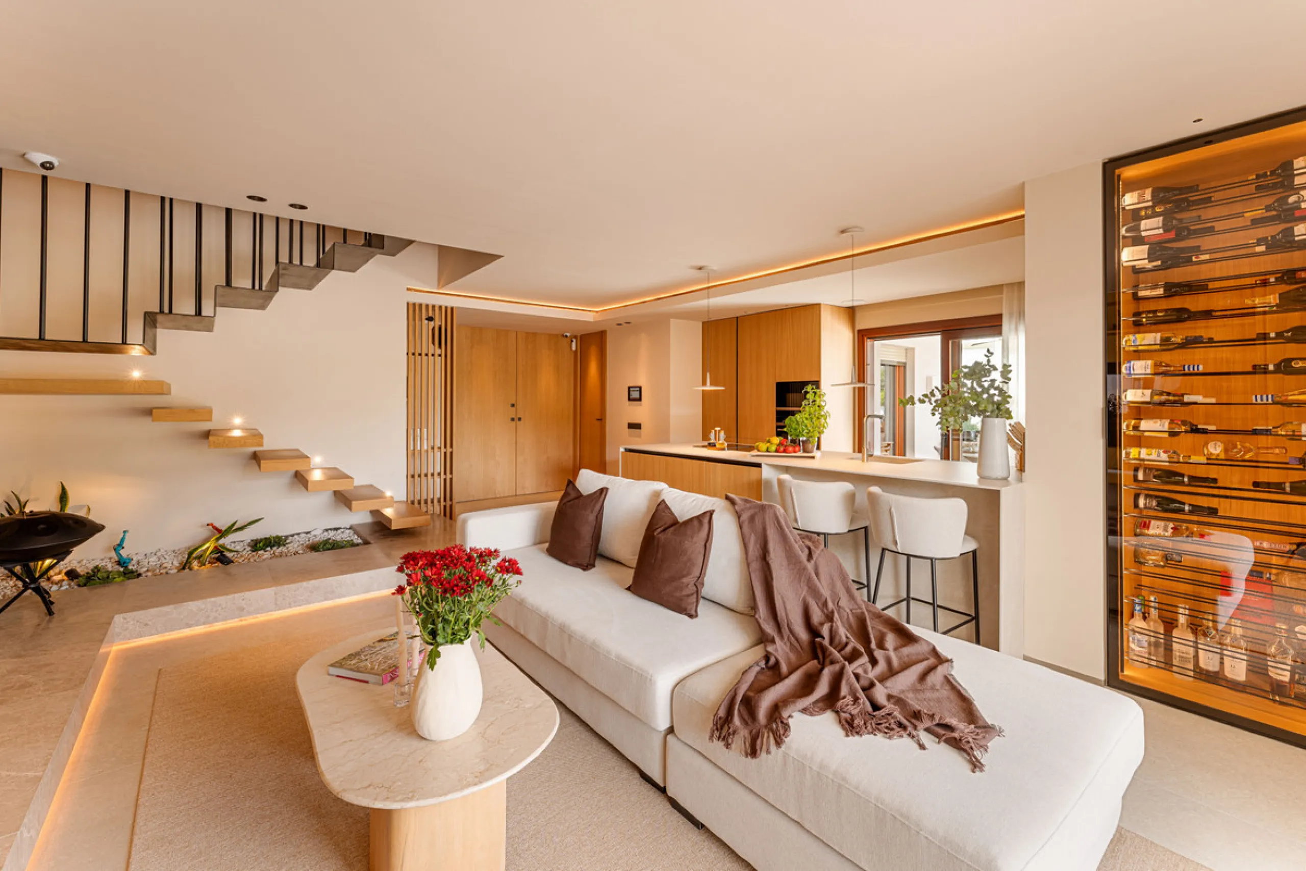 Luxurious three-bedroom duplex Penthouse with en-suite bathrooms for sale in Las Lomas del Rey, a secure and prestigious urbanisation ideally located on Marbella's exclusive Golden Mile. Built in 2006 and recently renovated, this elegant property combines