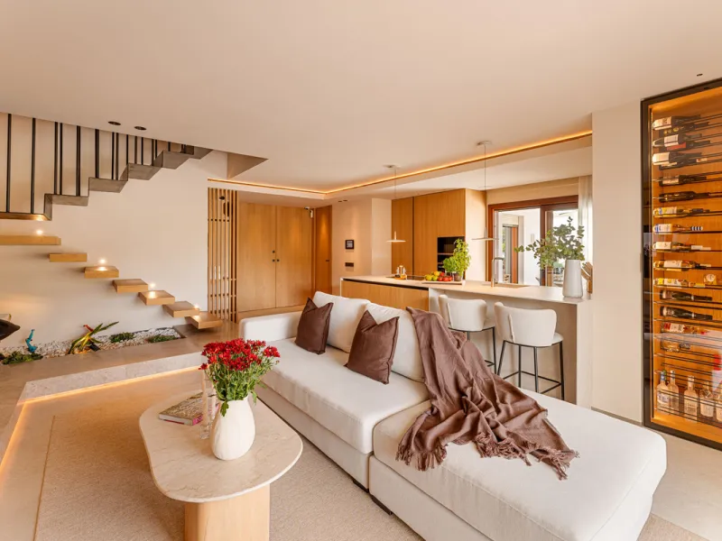 Luxurious three-bedroom duplex Penthouse with en-suite bathrooms for sale in Las Lomas del Rey, a secure and prestigious urbanisation ideally located on Marbella's exclusive Golden Mile. Built in 2006 and recently renovated, this elegant property combines