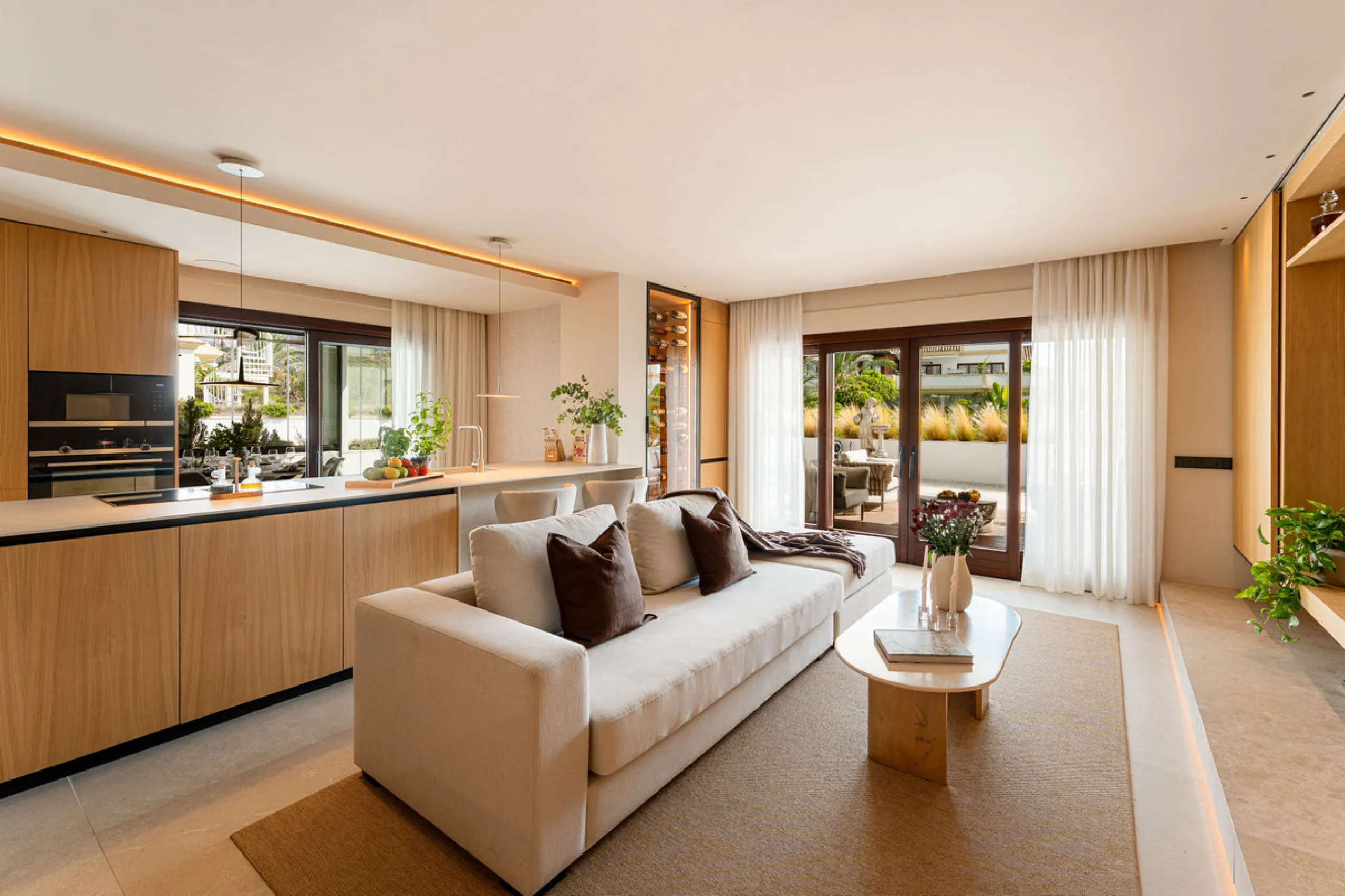 Luxurious three-bedroom duplex Penthouse with en-suite bathrooms for sale in Las Lomas del Rey, a secure and prestigious urbanisation ideally located on Marbella's exclusive Golden Mile. Built in 2006 and recently renovated, this elegant property combines