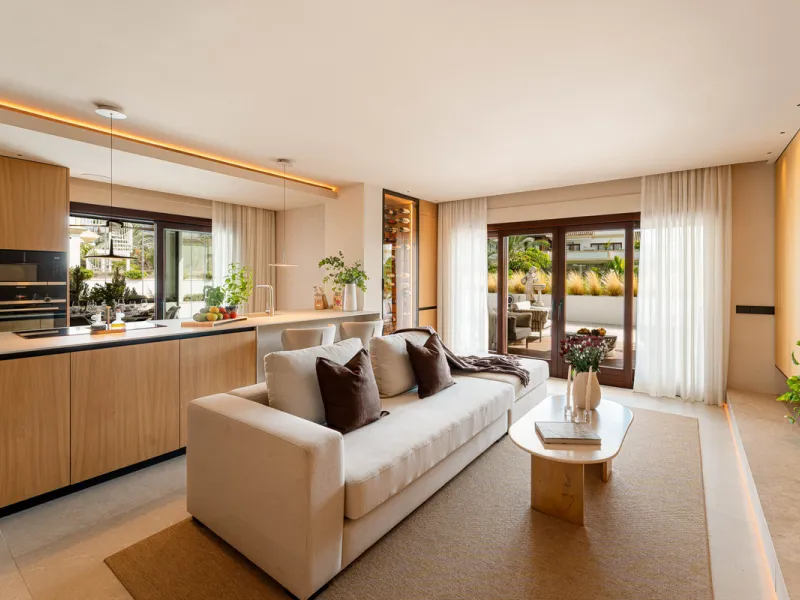 Luxurious three-bedroom duplex Penthouse with en-suite bathrooms for sale in Las Lomas del Rey, a secure and prestigious urbanisation ideally located on Marbella's exclusive Golden Mile. Built in 2006 and recently renovated, this elegant property combines