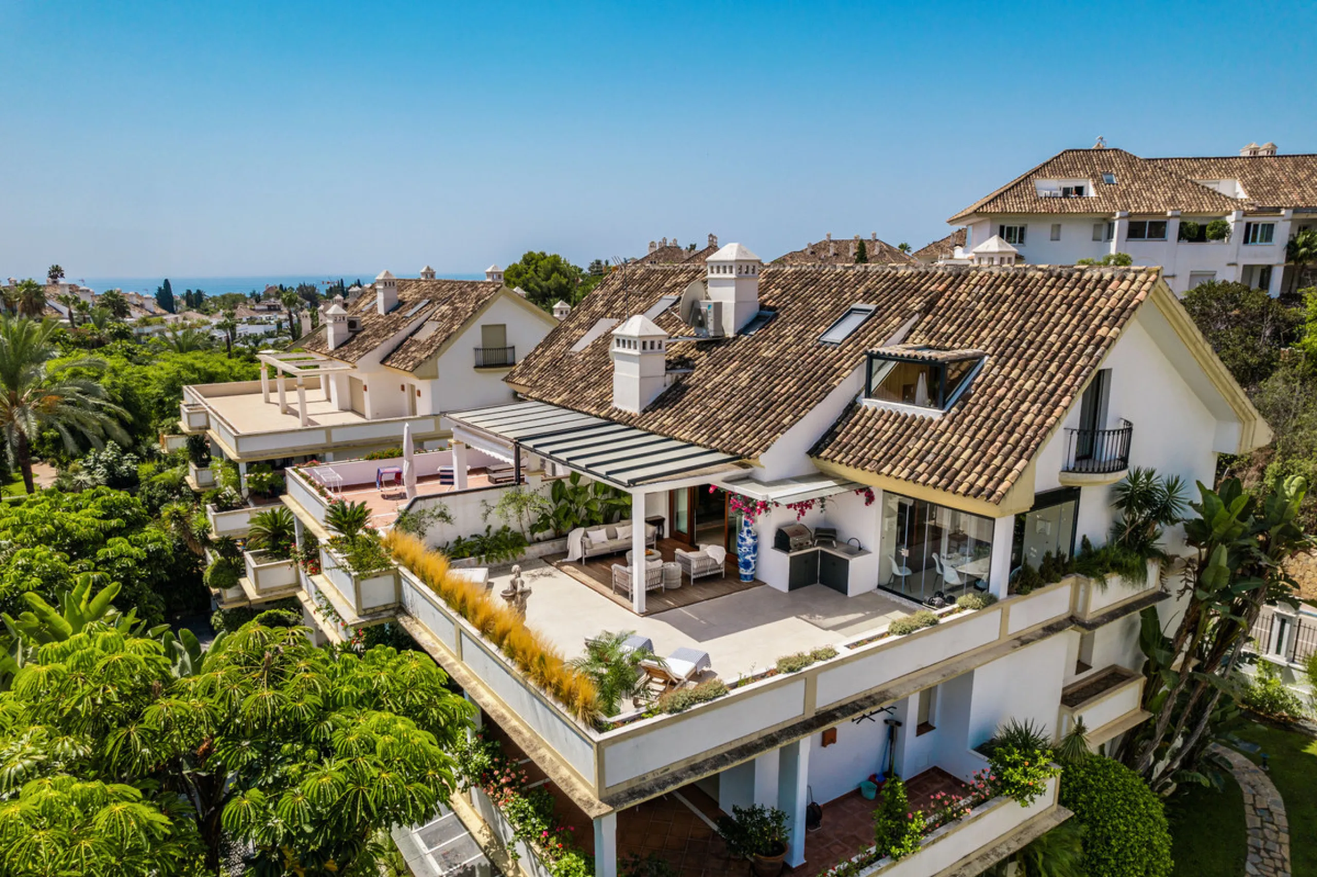 Luxurious three-bedroom duplex Penthouse with en-suite bathrooms for sale in Las Lomas del Rey, a secure and prestigious urbanisation ideally located on Marbella's exclusive Golden Mile. Built in 2006 and recently renovated, this elegant property combines