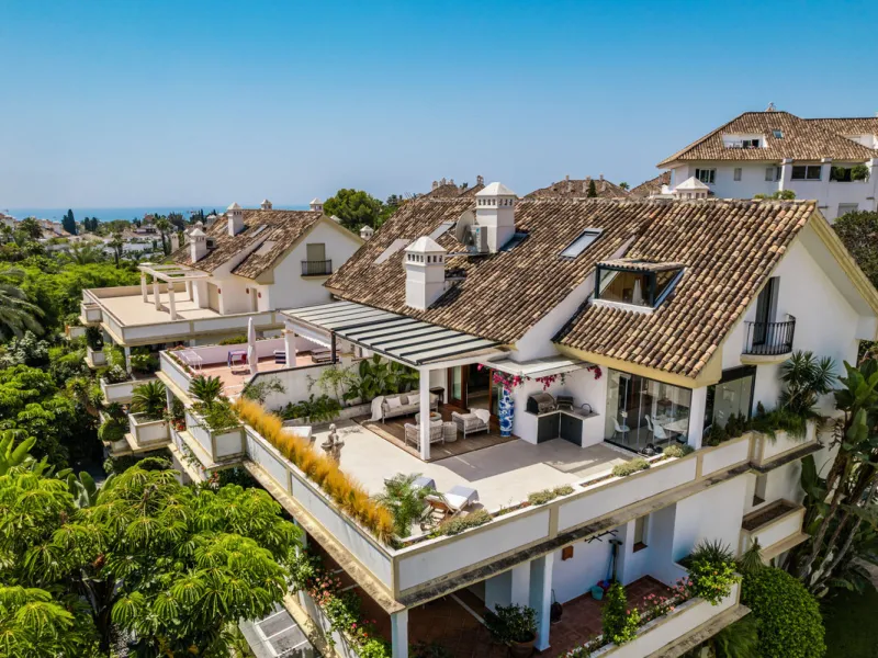 Luxurious three-bedroom duplex Penthouse with en-suite bathrooms for sale in Las Lomas del Rey, a secure and prestigious urbanisation ideally located on Marbella's exclusive Golden Mile. Built in 2006 and recently renovated, this elegant property combines