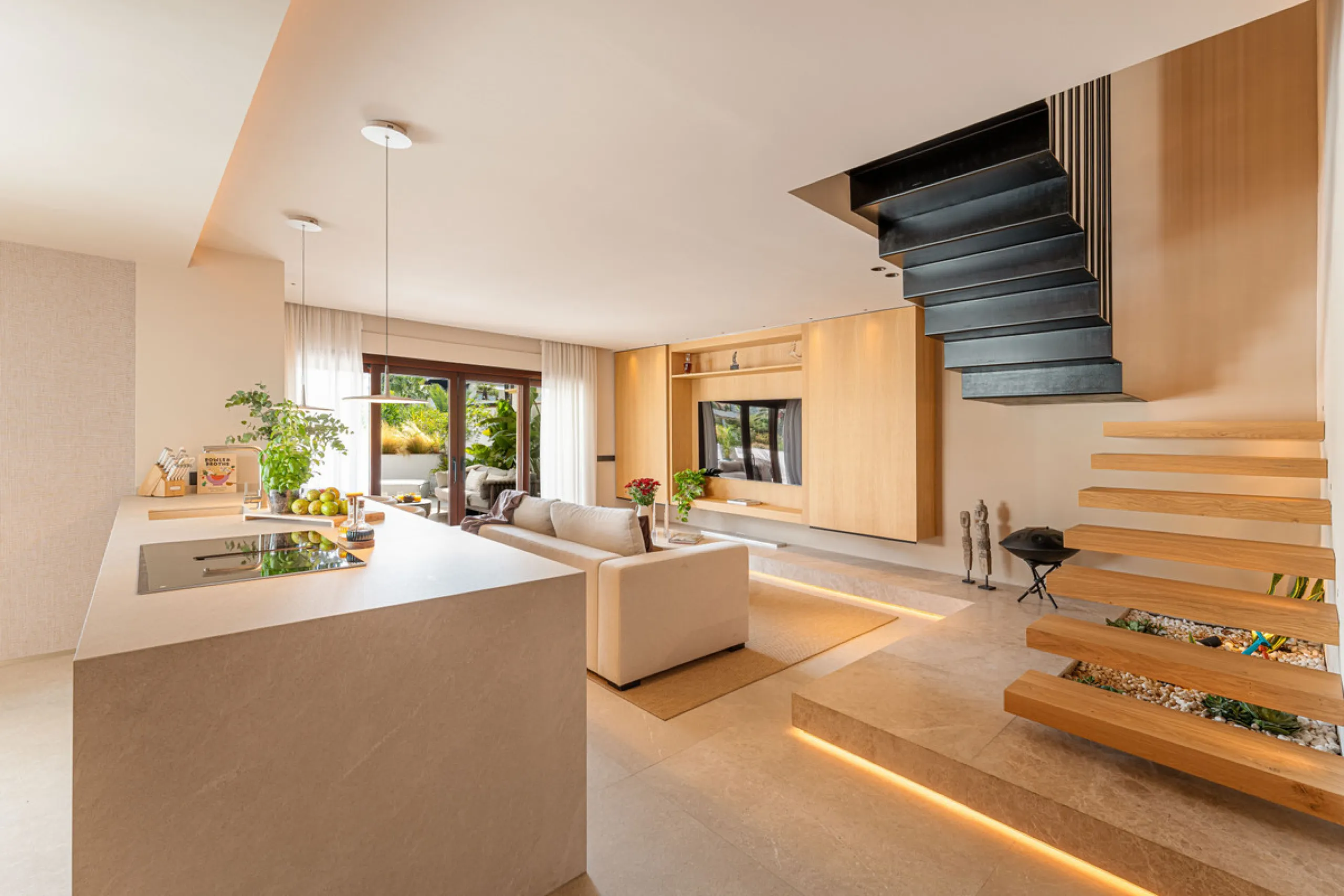 Luxurious three-bedroom duplex Penthouse with en-suite bathrooms for sale in Las Lomas del Rey, a secure and prestigious urbanisation ideally located on Marbella's exclusive Golden Mile. Built in 2006 and recently renovated, this elegant property combines