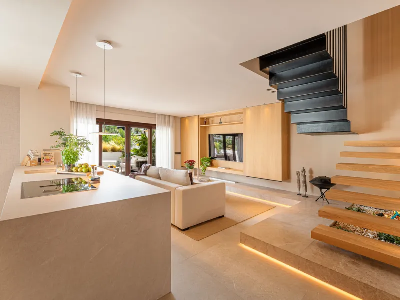 Luxurious three-bedroom duplex Penthouse with en-suite bathrooms for sale in Las Lomas del Rey, a secure and prestigious urbanisation ideally located on Marbella's exclusive Golden Mile. Built in 2006 and recently renovated, this elegant property combines