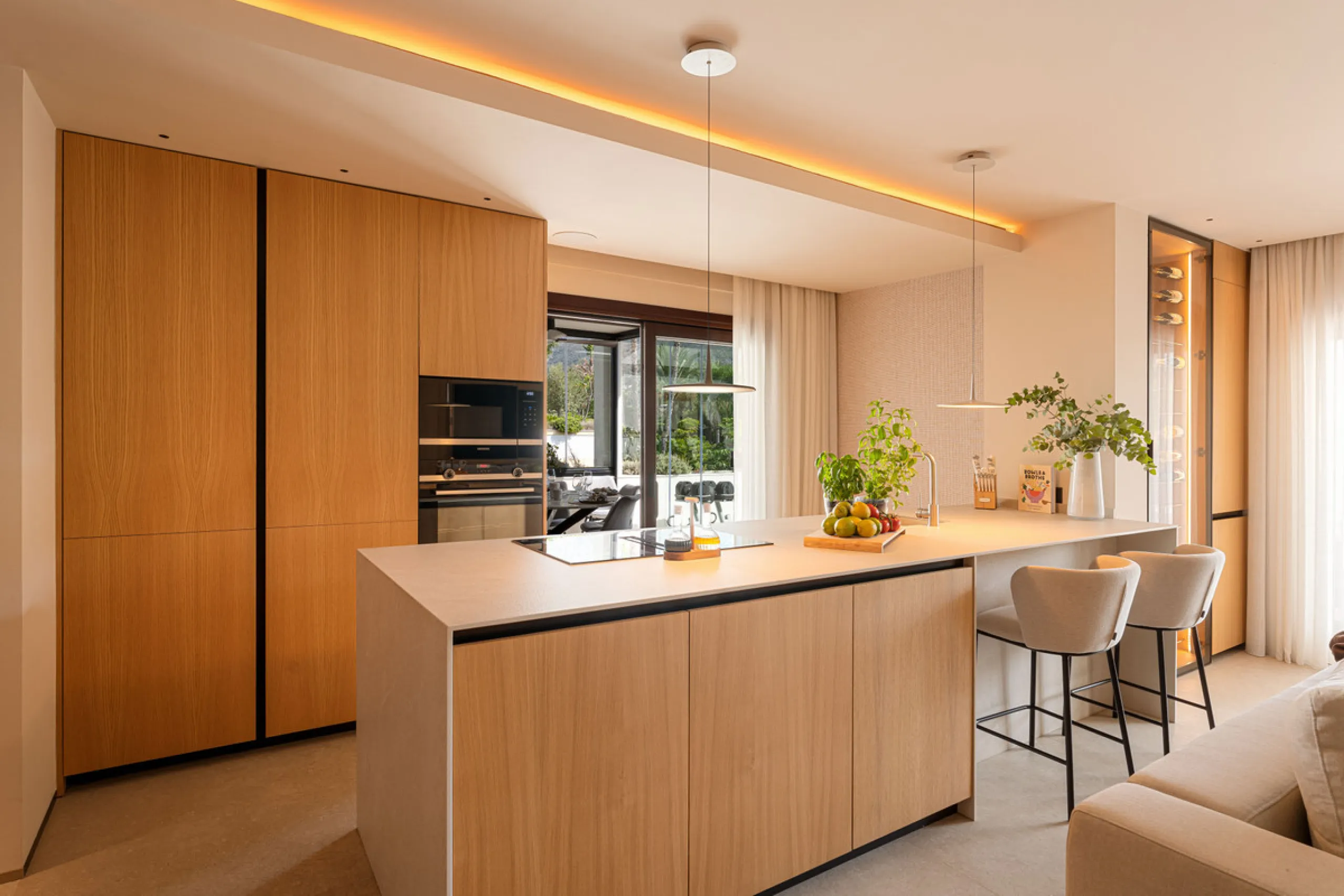 Luxurious three-bedroom duplex Penthouse with en-suite bathrooms for sale in Las Lomas del Rey, a secure and prestigious urbanisation ideally located on Marbella's exclusive Golden Mile. Built in 2006 and recently renovated, this elegant property combines