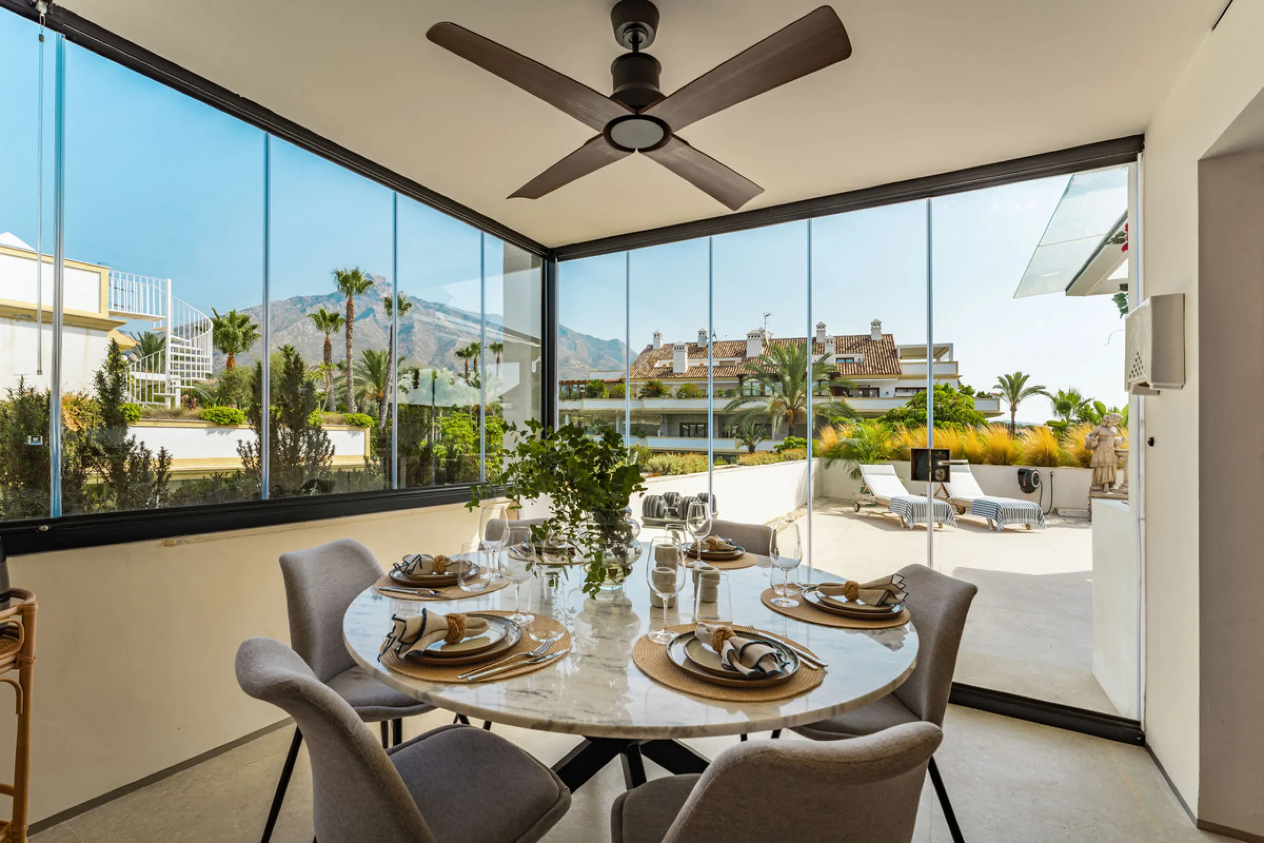 Luxurious three-bedroom duplex Penthouse with en-suite bathrooms for sale in Las Lomas del Rey, a secure and prestigious urbanisation ideally located on Marbella's exclusive Golden Mile. Built in 2006 and recently renovated, this elegant property combines