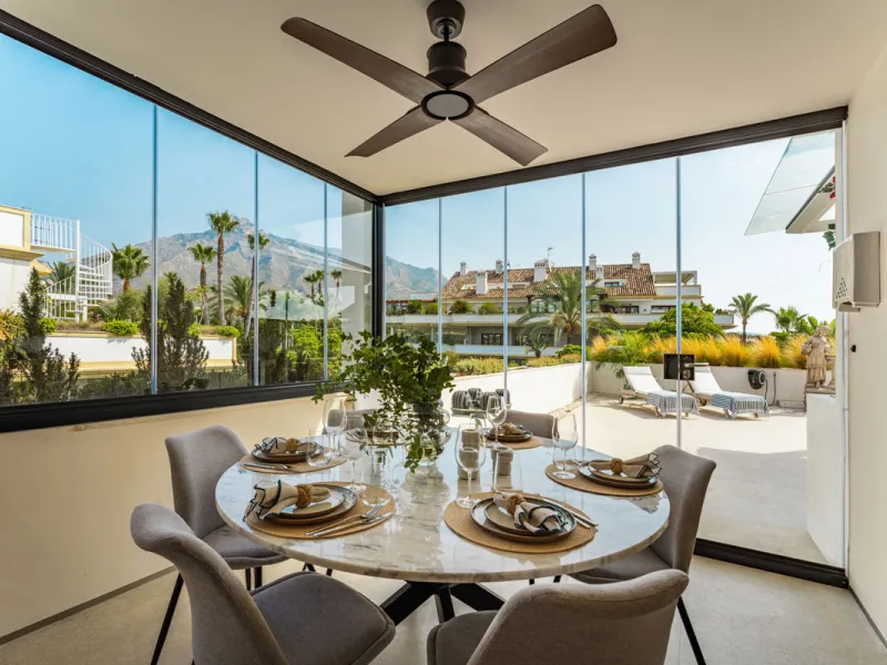 Luxurious three-bedroom duplex Penthouse with en-suite bathrooms for sale in Las Lomas del Rey, a secure and prestigious urbanisation ideally located on Marbella's exclusive Golden Mile. Built in 2006 and recently renovated, this elegant property combines