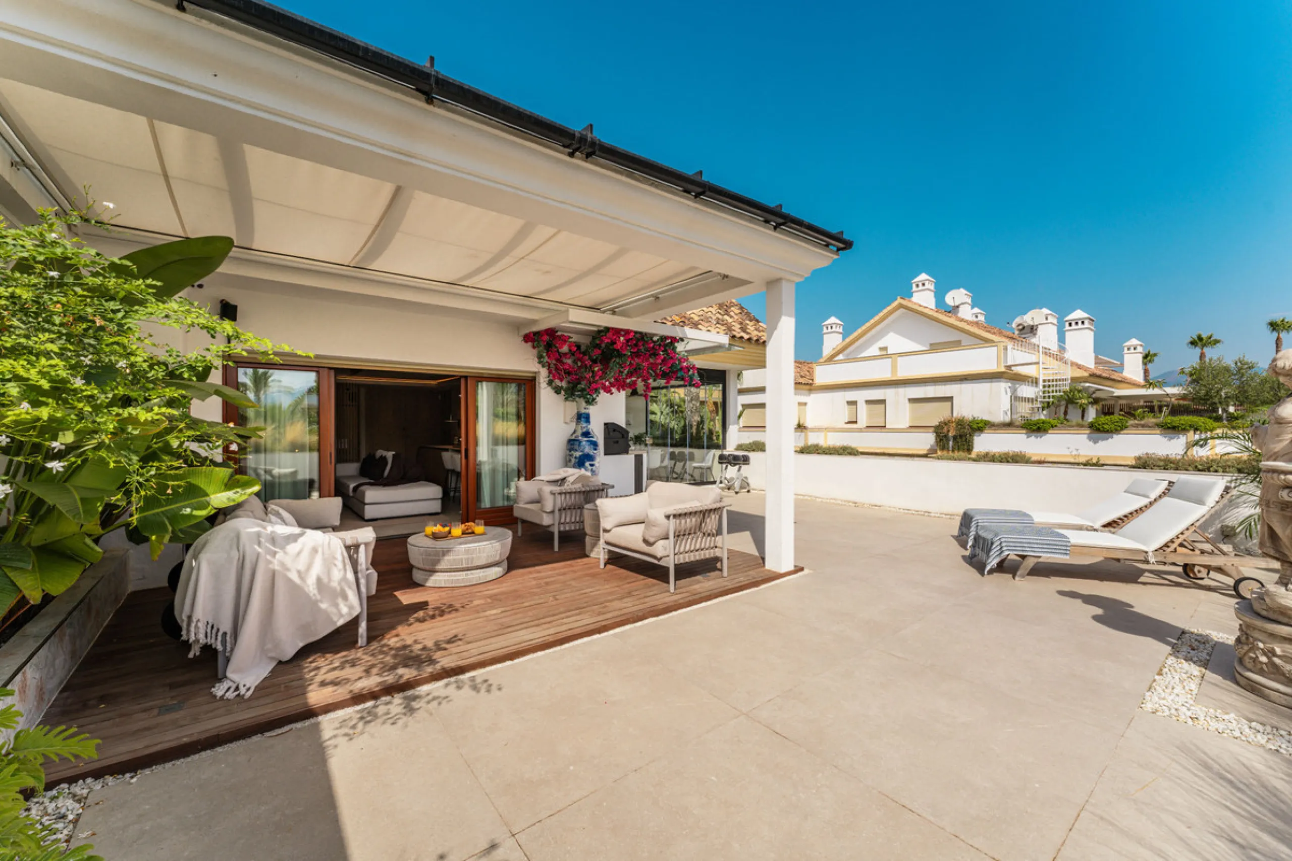 Luxurious three-bedroom duplex Penthouse with en-suite bathrooms for sale in Las Lomas del Rey, a secure and prestigious urbanisation ideally located on Marbella's exclusive Golden Mile. Built in 2006 and recently renovated, this elegant property combines
